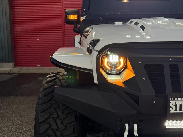 ジープ・ラングラーアンリミテッド スポーツ D車/リフトUP/22インチAW/前後スチールバンパー/スクリーンガード/オーバーフェンダー/スチールサイドステップ/2本出しマフラー/LEDヘッド・テール/社外フード/パナナビ/リクライニングKIT(15枚目)