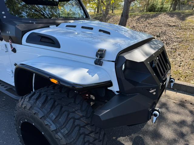 ジープ・ラングラーアンリミテッド スポーツ D車/リフトUP/22インチAW/前後スチールバンパー/スクリーンガード/オーバーフェンダー/スチールサイドステップ/2本出しマフラー/LEDヘッド・テール/社外フード/パナナビ/リクライニングKIT(24枚目)