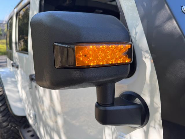 ジープ・ラングラーアンリミテッド スポーツ D車/リフトUP/22インチAW/前後スチールバンパー/スクリーンガード/オーバーフェンダー/スチールサイドステップ/2本出しマフラー/LEDヘッド・テール/社外フード/パナナビ/リクライニングKIT(27枚目)