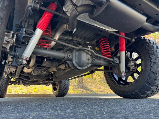 ジープ・ラングラーアンリミテッド スポーツ D車/リフトUP/22インチAW/前後スチールバンパー/スクリーンガード/オーバーフェンダー/スチールサイドステップ/2本出しマフラー/LEDヘッド・テール/社外フード/パナナビ/リクライニングKIT(34枚目)