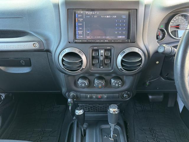 ジープ・ラングラーアンリミテッド スポーツ D車/リフトUP/22インチAW/前後スチールバンパー/スクリーンガード/オーバーフェンダー/スチールサイドステップ/2本出しマフラー/LEDヘッド・テール/社外フード/パナナビ/リクライニングKIT(40枚目)