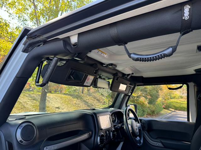 ジープ・ラングラーアンリミテッド スポーツ D車/リフトUP/22インチAW/前後スチールバンパー/スクリーンガード/オーバーフェンダー/スチールサイドステップ/2本出しマフラー/LEDヘッド・テール/社外フード/パナナビ/リクライニングKIT(44枚目)