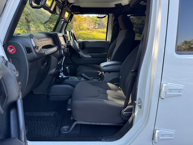 ジープ・ラングラーアンリミテッド スポーツ D車/リフトUP/22インチAW/前後スチールバンパー/スクリーンガード/オーバーフェンダー/スチールサイドステップ/2本出しマフラー/LEDヘッド・テール/社外フード/パナナビ/リクライニングKIT(48枚目)