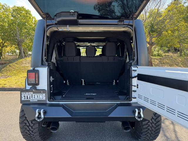 ジープ・ラングラーアンリミテッド スポーツ D車/リフトUP/22インチAW/前後スチールバンパー/スクリーンガード/オーバーフェンダー/スチールサイドステップ/2本出しマフラー/LEDヘッド・テール/社外フード/パナナビ/リクライニングKIT(53枚目)