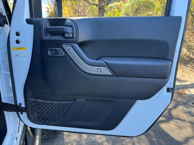 ジープ・ラングラーアンリミテッド スポーツ D車/リフトUP/22インチAW/前後スチールバンパー/スクリーンガード/オーバーフェンダー/スチールサイドステップ/2本出しマフラー/LEDヘッド・テール/社外フード/パナナビ/リクライニングKIT(55枚目)