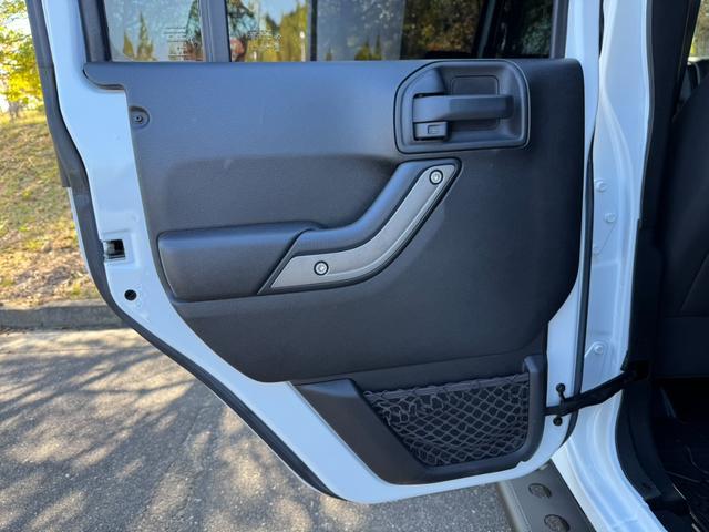 ジープ・ラングラーアンリミテッド スポーツ D車/リフトUP/22インチAW/前後スチールバンパー/スクリーンガード/オーバーフェンダー/スチールサイドステップ/2本出しマフラー/LEDヘッド・テール/社外フード/パナナビ/リクライニングKIT(56枚目)