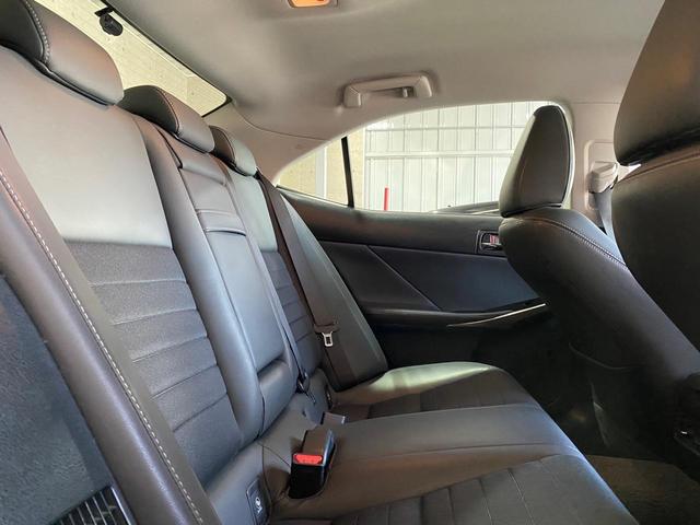 300h/クルーズコントロール/コーナーセンサー/シートヒーター/パワーシート/Bluetooth/バックカメラ/オートライト/ETC/純正HDDナビ/フルセグ/フロントフォグランプ(41枚目)