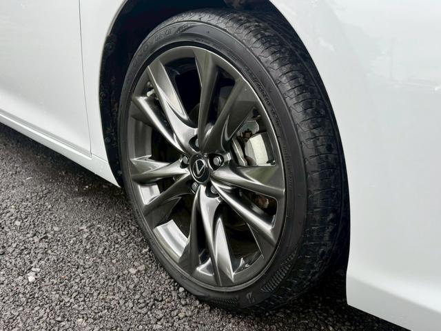 ＥＳ ３００ｈ　Ｆスポーツ　／サンルーフ／リアモニター／デジタルインナーミラー／衝突軽減／ＢＳＭ／レーダークルーズ／レーンキープ／コーナーセンサー／シートヒータ・エアコン／ハンドルヒーター／パワーバックドア／パワーシート／ＥＴＣ（15枚目）
