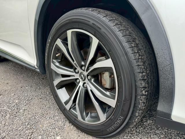 ＲＸ ４５０ｈＬ　後期／６人乗り／サンルーフ／全周囲カメラ／衝突軽減／レーダークルーズコントロール／コーナーセンサー／ＨＵＤ／ＢＳＭ／ハンドルヒーター／シートヒーター・エアコン／パワーシート／ＥＴＣ／Ｂｌｕｅｔｏｏｔｈ（16枚目）