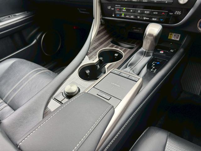 ＲＸ ４５０ｈＬ　後期／６人乗り／サンルーフ／全周囲カメラ／衝突軽減／レーダークルーズコントロール／コーナーセンサー／ＨＵＤ／ＢＳＭ／ハンドルヒーター／シートヒーター・エアコン／パワーシート／ＥＴＣ／Ｂｌｕｅｔｏｏｔｈ（50枚目）