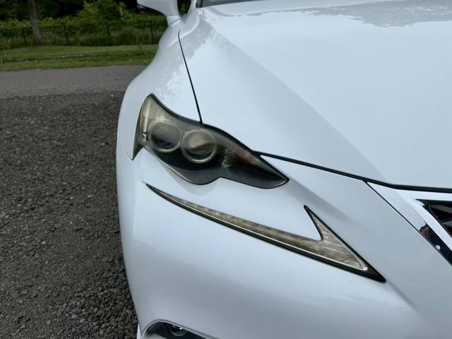 ＩＳ ３００ｈ　Ｆスポーツ　サンルーフ／クルーズコントロール／コーナーセンサー／ＢＳＭ／シートヒーター・エアコン／パワーシート／シートメモリ／ＥＴＣ／Ｂｌｕｅｔｏｏｔｈ／バックカメラ／プッシュスタート／電動格納ミラー（11枚目）