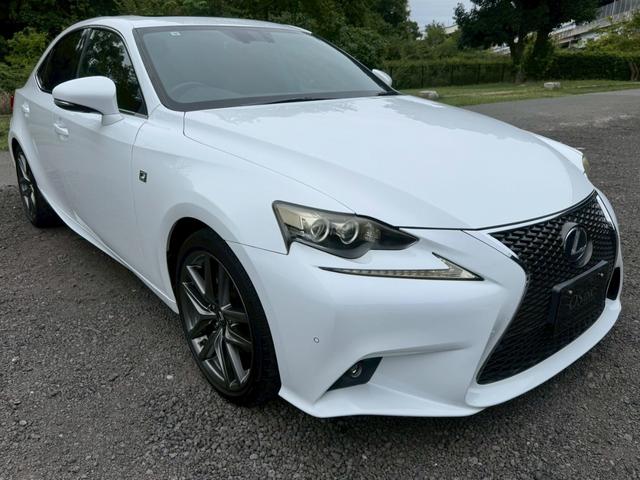 ＩＳ ３００ｈ　Ｆスポーツ　サンルーフ／クルーズコントロール／コーナーセンサー／ＢＳＭ／シートヒーター・エアコン／パワーシート／シートメモリ／ＥＴＣ／Ｂｌｕｅｔｏｏｔｈ／バックカメラ／プッシュスタート／電動格納ミラー（13枚目）