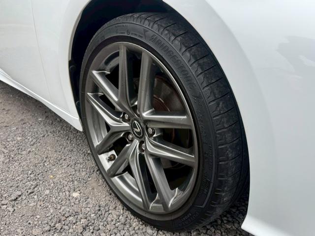 ＩＳ ３００ｈ　Ｆスポーツ　サンルーフ／クルーズコントロール／コーナーセンサー／ＢＳＭ／シートヒーター・エアコン／パワーシート／シートメモリ／ＥＴＣ／Ｂｌｕｅｔｏｏｔｈ／バックカメラ／プッシュスタート／電動格納ミラー（15枚目）