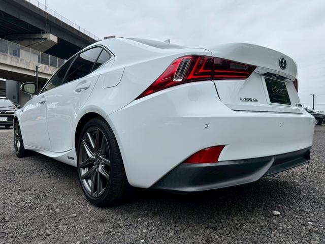 ＩＳ ３００ｈ　Ｆスポーツ　サンルーフ／クルーズコントロール／コーナーセンサー／ＢＳＭ／シートヒーター・エアコン／パワーシート／シートメモリ／ＥＴＣ／Ｂｌｕｅｔｏｏｔｈ／バックカメラ／プッシュスタート／電動格納ミラー（28枚目）