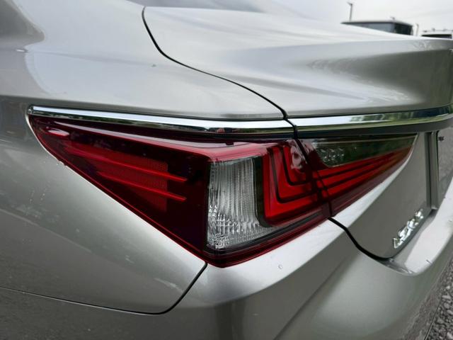 ＥＳ ３００ｈ　ＶｅｒＬ　サンルーフ／全周囲カメラ／衝突軽減／レーダークルーズコントロール／コーナーセンサー／ＢＳＭ／ハンドルヒーター／シートヒーター・エアコン／パワーシート／シートメモリ／ＥＴＣ／Ｂｌｕｅｔｏｏｔｈ（28枚目）