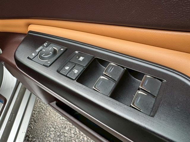 ＥＳ ３００ｈ　ＶｅｒＬ　サンルーフ／全周囲カメラ／衝突軽減／レーダークルーズコントロール／コーナーセンサー／ＢＳＭ／ハンドルヒーター／シートヒーター・エアコン／パワーシート／シートメモリ／ＥＴＣ／Ｂｌｕｅｔｏｏｔｈ（34枚目）