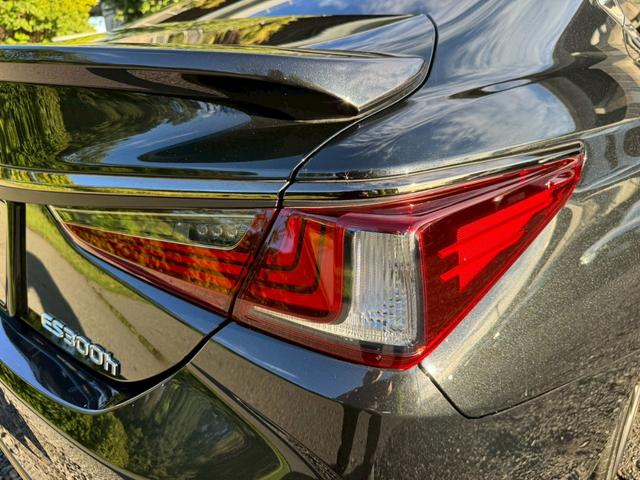 ＥＳ ３００ｈ　Ｆスポーツ　／ＴＲＤエアロ／サンルーフ／衝突軽減／レーダークルーズ／レーンキープ／コーナーセンサ／シートヒータ・エアコン／ステアリングヒーター／オートライト／レッドレザー／ＥＴＣ／バックカメラ／Ｂｌｕｅｔｏｏｔｈ（21枚目）