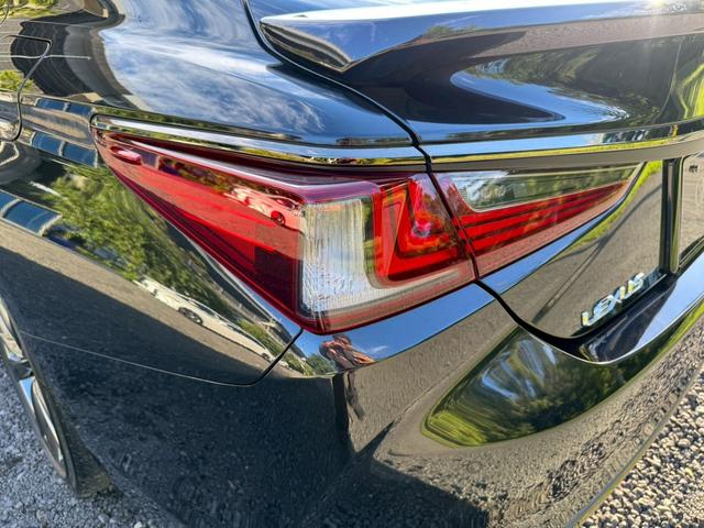 ＥＳ ３００ｈ　Ｆスポーツ　／ＴＲＤエアロ／サンルーフ／衝突軽減／レーダークルーズ／レーンキープ／コーナーセンサ／シートヒータ・エアコン／ステアリングヒーター／オートライト／レッドレザー／ＥＴＣ／バックカメラ／Ｂｌｕｅｔｏｏｔｈ（26枚目）