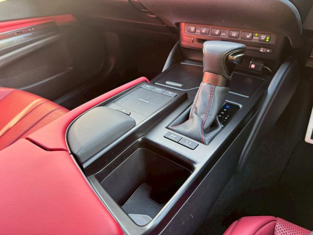 ＥＳ ３００ｈ　Ｆスポーツ　／ＴＲＤエアロ／サンルーフ／衝突軽減／レーダークルーズ／レーンキープ／コーナーセンサ／シートヒータ・エアコン／ステアリングヒーター／オートライト／レッドレザー／ＥＴＣ／バックカメラ／Ｂｌｕｅｔｏｏｔｈ（50枚目）