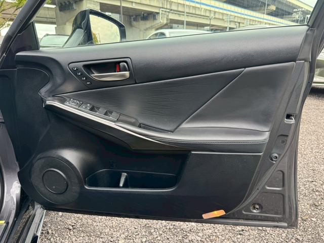 ＩＳ ３００ｈ　Ｆスポーツ　現行／サンルーフ／マークレビンソン／衝突軽減／ＢＳＭ／レーダークルーズ／レーンキープ／コーナーセンサー／シートヒーター・エアコン／パワーシート／シートメモリ／電動格納ミラー／ＥＴＣ２．０／バックカメラ（28枚目）