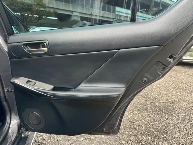 ＩＳ ３００ｈ　Ｆスポーツ　現行／サンルーフ／マークレビンソン／衝突軽減／ＢＳＭ／レーダークルーズ／レーンキープ／コーナーセンサー／シートヒーター・エアコン／パワーシート／シートメモリ／電動格納ミラー／ＥＴＣ２．０／バックカメラ（55枚目）