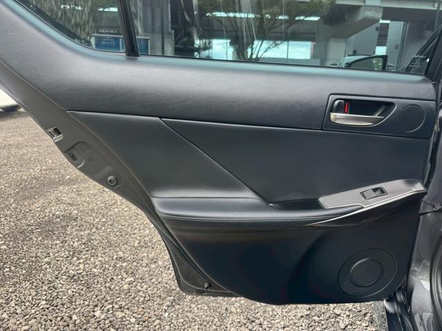 ＩＳ ３００ｈ　Ｆスポーツ　現行／サンルーフ／マークレビンソン／衝突軽減／ＢＳＭ／レーダークルーズ／レーンキープ／コーナーセンサー／シートヒーター・エアコン／パワーシート／シートメモリ／電動格納ミラー／ＥＴＣ２．０／バックカメラ（65枚目）