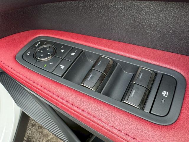 ＲＸ ５００ｈ　Ｆスポーツパフォーマンス　現行／アドバンストドライブ／ワンオーナー／サンルーフ／全周囲カメラ／衝突軽減／レーダークルーズコントロール／コーナーセンサー／ＢＳＭ／ハンドルヒーター／シートヒーター・エアコン／パワーシート／ＥＴＣ（32枚目）