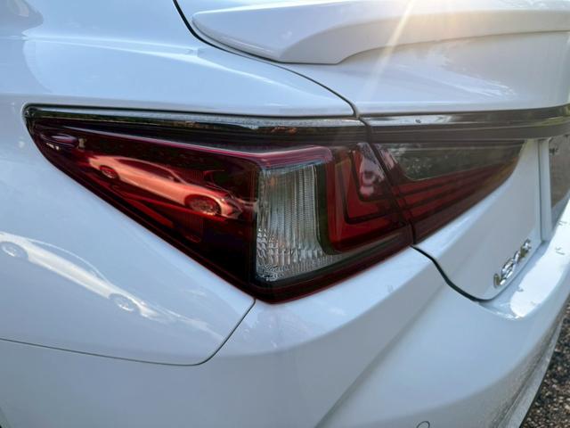 ES 300h Fスポーツ サンルーフ/デジタルインナーミラー/全周囲カメラ/衝突軽減/レーダークルーズ/コーナーセンサー/ブラインドスポットモニター/シートヒーター・エアコン/ハンドルヒーター/Bluetooth/ETC(26枚目)