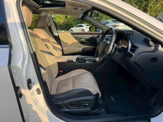 ES 300h VerL マークレビンソン/サンルーフ/衝突軽減/全周囲カメラ/レーダークルーズコントロール/コーナーセンサー/HUD/BSM/ハンドルヒーター/シートヒーター・エアコン/パワーシート/シートメモリ/ETC(33枚目)