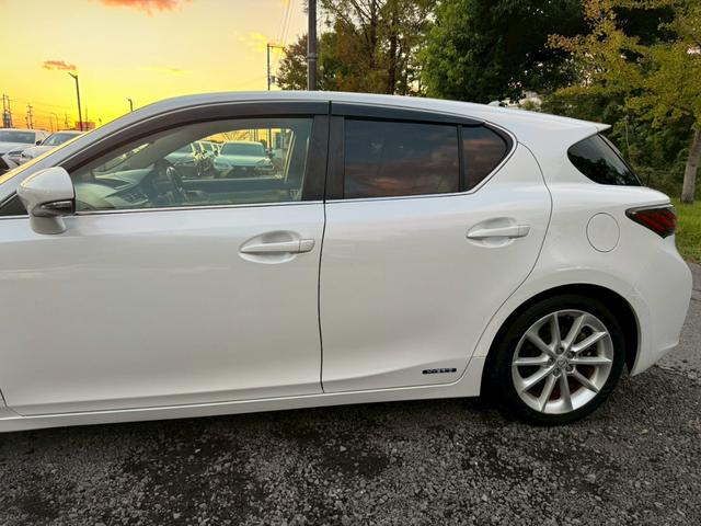 CT 200h VerL /サンルーフ/フロントエアロ/クルーズコントロール/コーナーセンサ/シートヒータ/電動格納ミラー/ハンドルヒータ/レザーシート/プッシュスタート/シートメモリ/ETC/バックカメラ/Bluetooth(10枚目)