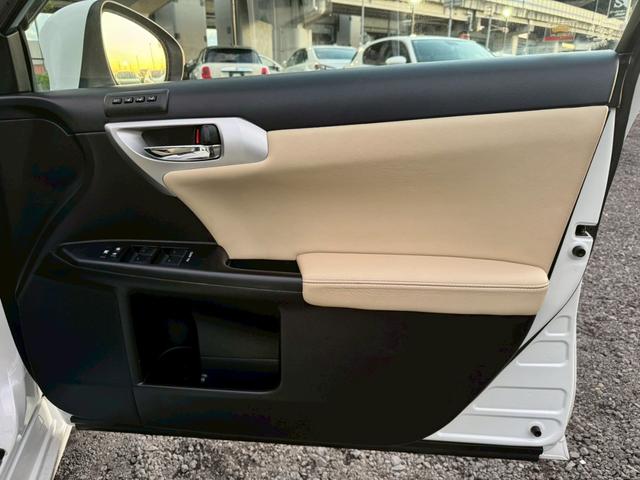 CT 200h VerL /サンルーフ/フロントエアロ/クルーズコントロール/コーナーセンサ/シートヒータ/電動格納ミラー/ハンドルヒータ/レザーシート/プッシュスタート/シートメモリ/ETC/バックカメラ/Bluetooth(31枚目)
