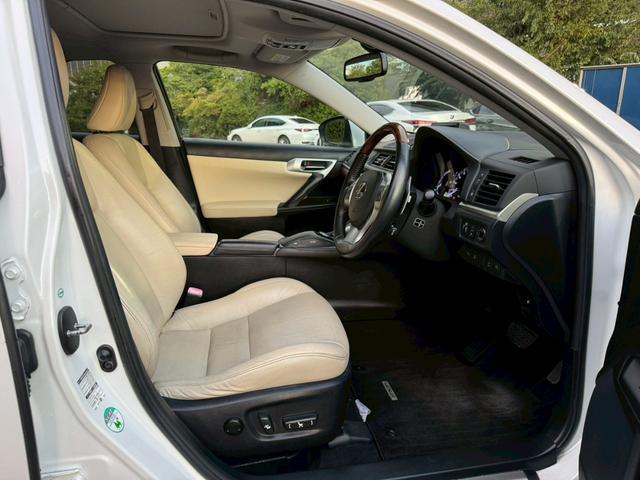 CT 200h VerL /サンルーフ/フロントエアロ/クルーズコントロール/コーナーセンサ/シートヒータ/電動格納ミラー/ハンドルヒータ/レザーシート/プッシュスタート/シートメモリ/ETC/バックカメラ/Bluetooth(34枚目)