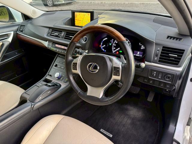 CT 200h VerL /サンルーフ/フロントエアロ/クルーズコントロール/コーナーセンサ/シートヒータ/電動格納ミラー/ハンドルヒータ/レザーシート/プッシュスタート/シートメモリ/ETC/バックカメラ/Bluetooth(38枚目)