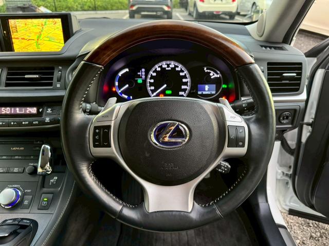 CT 200h VerL /サンルーフ/フロントエアロ/クルーズコントロール/コーナーセンサ/シートヒータ/電動格納ミラー/ハンドルヒータ/レザーシート/プッシュスタート/シートメモリ/ETC/バックカメラ/Bluetooth(39枚目)