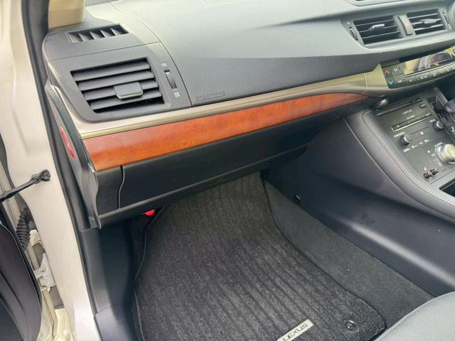 CT 200h VerL モデリスタエアロ/レーダークルーズコントロール/コーナーセンサー/シートヒーター/パワーシート/シートメモリ/ETC/Bluetooth/バックカメラ/プッシュスタート/電動格納ミラー/フルセグTV(72枚目)