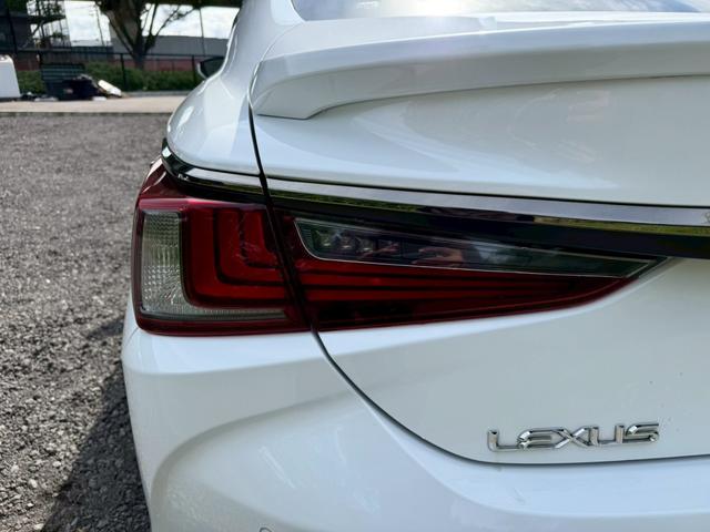 ES 300h Fスポーツ Tom’sエアロ/サンルーフ/衝突軽減/レーダークルーズ/コーナーセンサー/BSM/ハンドルヒーター/シートヒーター・エアコン/パワーシート/シートメモリ/ETC/Bluetooth/バックカメラ(25枚目)