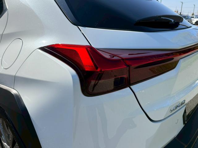 UX 250h Fスポーツ/ サンルーフ/BSM/レーダークルーズ/レーンキープ/コーナーセンサ/シートヒータ・エアコン/パワーバックドア/パワーシート/シートメモリ/電動格納ミラー/ETC2.0/バックカメラ/Bluetooth(25枚目)