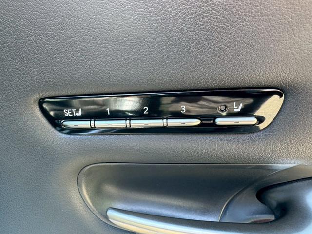 LS 500h エグゼクティブ/4WD /モデリスタエアロ/リアモニター/デジタルインナーミラー/マクレビ/HUD/BSM/全周囲カメラ/衝突軽減/レーダークルーズ/コーナーセンサー/パワーバックドア/シートヒータ・エアコン/ETC2.0(34枚目)