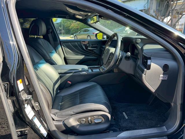 LS 500h エグゼクティブ/4WD /モデリスタエアロ/リアモニター/デジタルインナーミラー/マクレビ/HUD/BSM/全周囲カメラ/衝突軽減/レーダークルーズ/コーナーセンサー/パワーバックドア/シートヒータ・エアコン/ETC2.0(35枚目)