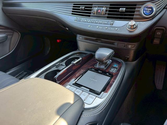 LS 500h エグゼクティブ/4WD /モデリスタエアロ/リアモニター/デジタルインナーミラー/マクレビ/HUD/BSM/全周囲カメラ/衝突軽減/レーダークルーズ/コーナーセンサー/パワーバックドア/シートヒータ・エアコン/ETC2.0(52枚目)