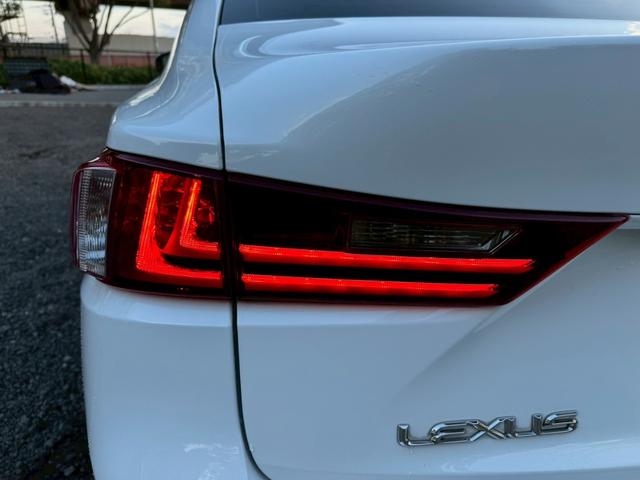 IS 300h Fスポーツ /サンルーフ/クルーズコントロール/コーナーセンサー/シートヒータ・エアコン/ステアリングヒーター/電動格納ミラー/パワーシート/シートメモリー/レッドレザー/ETC/バックカメラ/Bluetooth(25枚目)