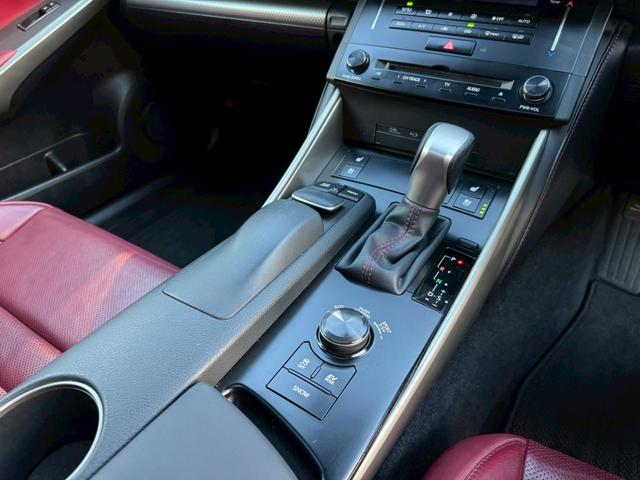 IS 300h Fスポーツ /サンルーフ/クルーズコントロール/コーナーセンサー/シートヒータ・エアコン/ステアリングヒーター/電動格納ミラー/パワーシート/シートメモリー/レッドレザー/ETC/バックカメラ/Bluetooth(47枚目)