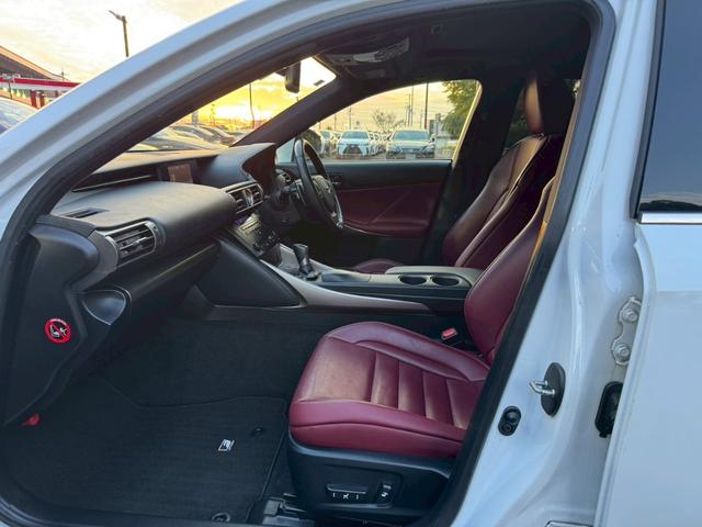 IS 300h Fスポーツ /サンルーフ/クルーズコントロール/コーナーセンサー/シートヒータ・エアコン/ステアリングヒーター/電動格納ミラー/パワーシート/シートメモリー/レッドレザー/ETC/バックカメラ/Bluetooth(68枚目)