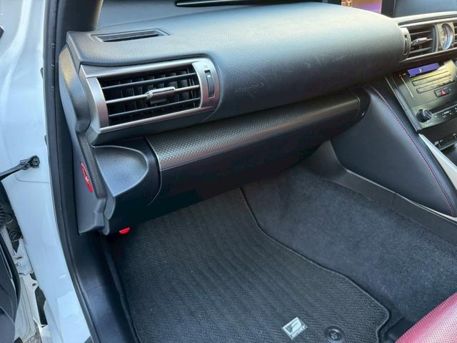 IS 300h Fスポーツ /サンルーフ/クルーズコントロール/コーナーセンサー/シートヒータ・エアコン/ステアリングヒーター/電動格納ミラー/パワーシート/シートメモリー/レッドレザー/ETC/バックカメラ/Bluetooth(72枚目)