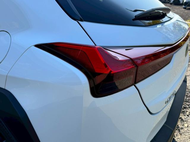 UX 250h Fスポーツ /ワンオーナー/BSM/衝突軽減/レーダークルーズ/レーンキープ/コーナーセンサー/パワーバックドア/パワーシート/シートメモリー/シートヒータ・エアコン/ステアリングヒーター/置くだけ充電/ETC(26枚目)