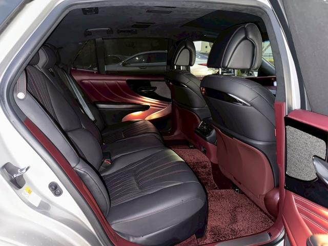 LS 500h エグゼクティブ /サンルーフ/マクレビ/BSM/HUD/デジタルインナーミラー/全周囲カメラ/衝突軽減/レーダークルーズ/レーンキープ/コーナーセンサー/パワーバックドア/シートヒータ・エアコン/パワーシート/ETC(63枚目)