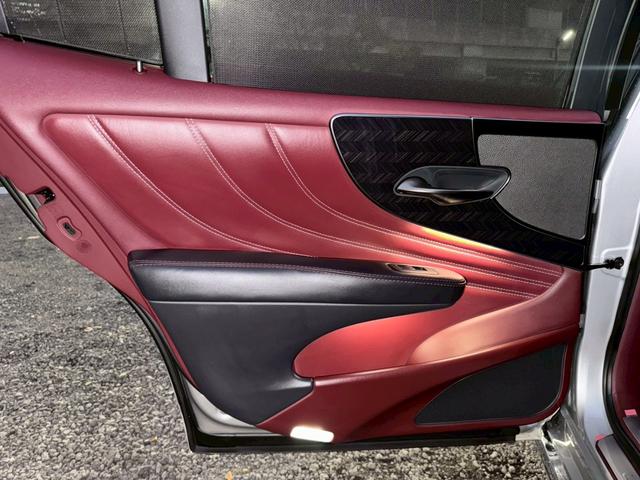 LS 500h エグゼクティブ /サンルーフ/マクレビ/BSM/HUD/デジタルインナーミラー/全周囲カメラ/衝突軽減/レーダークルーズ/レーンキープ/コーナーセンサー/パワーバックドア/シートヒータ・エアコン/パワーシート/ETC(71枚目)