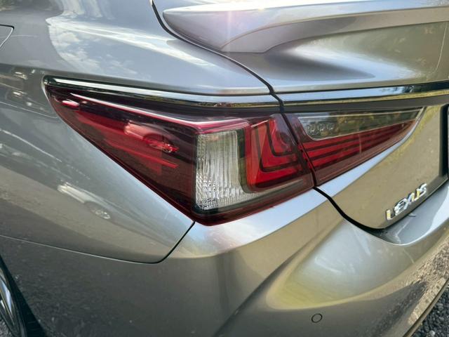 ES 300h Fスポーツ サンルーフ/衝突軽減/全周囲カメラ/レーダークルーズコントロール/コーナーセンサー/HUD/BSM/ハンドルヒーター/シートヒーター・エアコン/パワーシート/シートメモリ/ETC/Bluetooth(26枚目)