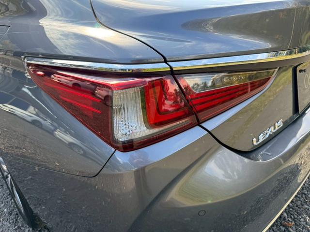 ＥＳ ３００ｈ　サンルーフ／衝突軽減／レーダークルーズコントロール／コーナーセンサー／ハンドルヒーター／シートヒーター・エアコン／ＢＳＭ／パワーシート／シートメモリ／ＥＴＣ／Ｂｌｕｅｔｏｏｔｈ／プッシュスタート（26枚目）