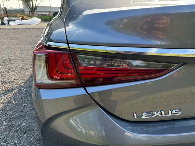 ＥＳ ３００ｈ　サンルーフ／衝突軽減／レーダークルーズコントロール／コーナーセンサー／ハンドルヒーター／シートヒーター・エアコン／ＢＳＭ／パワーシート／シートメモリ／ＥＴＣ／Ｂｌｕｅｔｏｏｔｈ／プッシュスタート（27枚目）